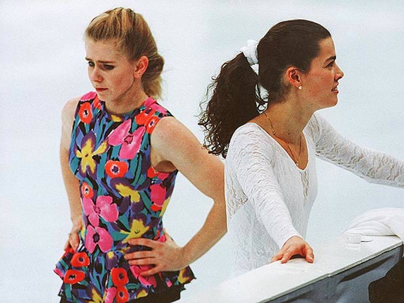 Nancy Kerrigan e Tonya Harding all’Olimpiade del 1994. Quelle che la Kerrigan aveva rischiato di non fare perch aggredita con una spranga da un energumeno spedito ai Trials dall’ex marito dell’eterna rivale. Dopo Lillehammer la Harding verr squalificata